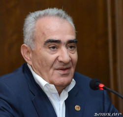 «Փուչիկն ընկավ սեղնաի տակ, մի օր, մի օր.. կներեք, հարցը որն էր?»